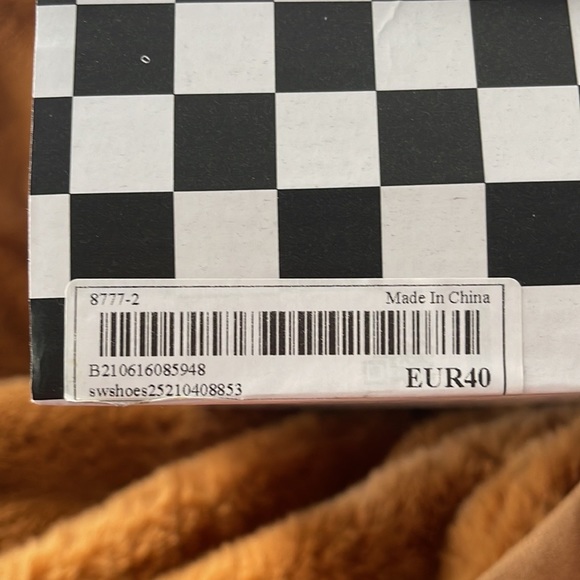 Woman’s Gold Heels - Picture 3 of 3